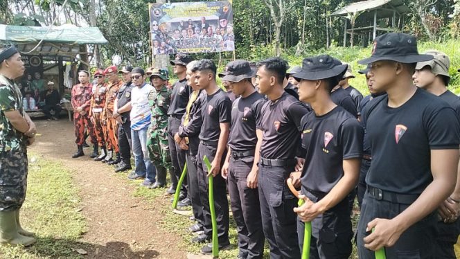 Brimob, Ormas, dan Warga Bahu Membahu Gotong Royong Bangun Mushola Di Ciamis