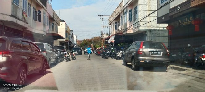 Jalan Umum Disulap Jadi Parkir Kedai Servanda, Warga Karimun Keluhkan Kemacetan