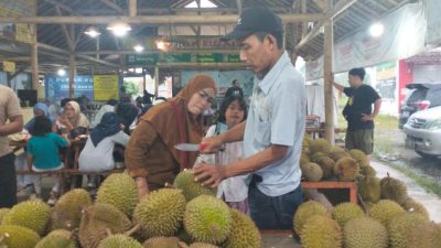Libur Awal Tahun, Kedai Durian Kujang Cikoneng Ciamis Diserbu Pengunjung, Harga Merakyat Dan Garansi 100% Ganti Baru