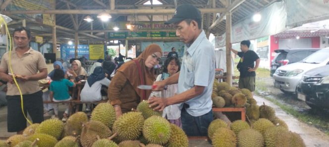 Libur Awal Tahun, Kedai Durian Kujang Cikoneng Ciamis Diserbu Pengunjung, Harga Merakyat Dan Garansi 100% Ganti Baru