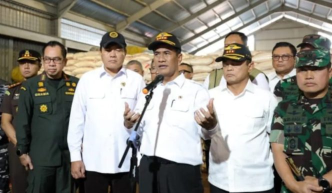 Mentan Tinjau Penyitaan Seribu Ton Beras Ilegal di Karimun