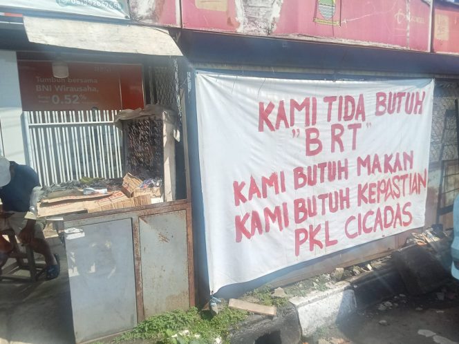 PKL Cicadas Tolak Halte BRT Bandung Raya, Wali Kota Farhan Utamakan Dialog