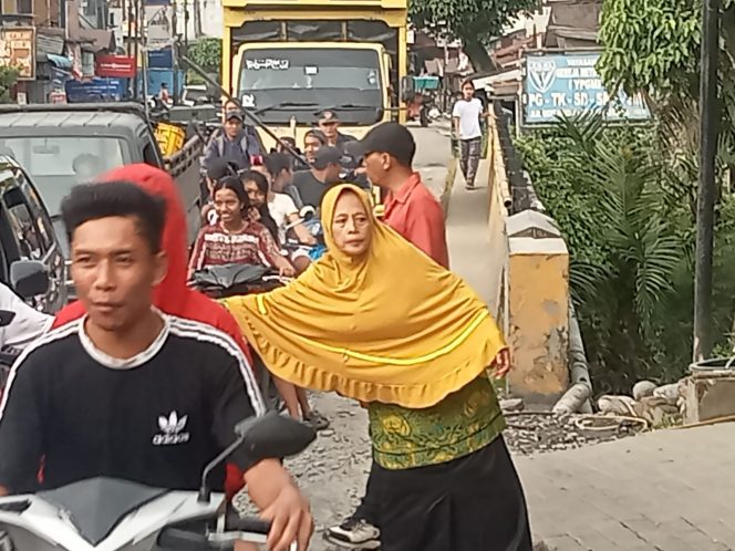Ibu-Ibu Pengajian Alhidayah Pekan Kuala Bagikan Takjil untuk Warga
