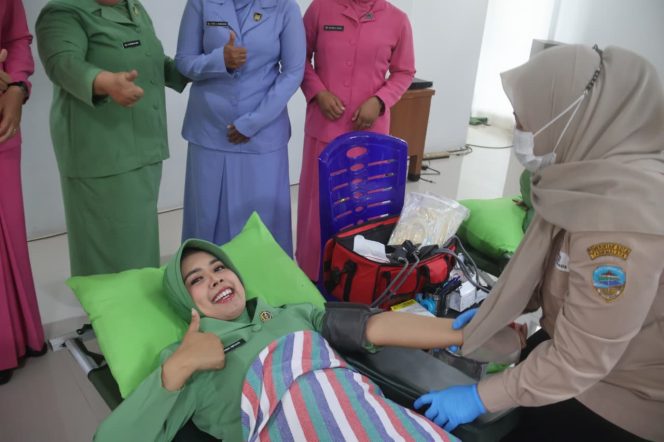 Ketua Persit Kodim 0612 Ikuti Donor Darah HUT Ke-80