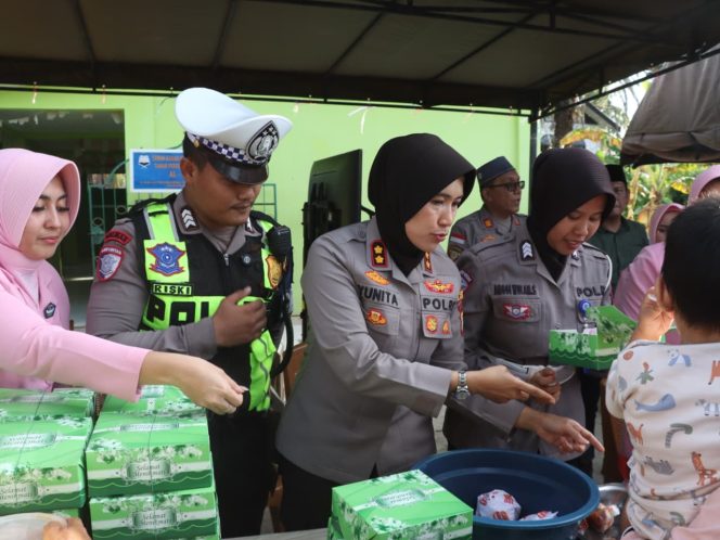 Polres Karimun Gelar Pembagian Takjil Ramadhan