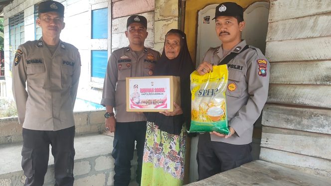 Polsek Meral Salurkan Bansos bagi Warga Kurang Mampu di Sei Pasir
