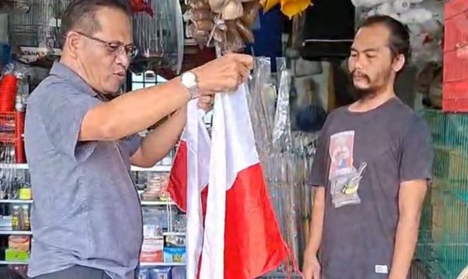 Kaban Kesbangpol Turun Langsung Bagikan Bendera Di Tasikmalaya