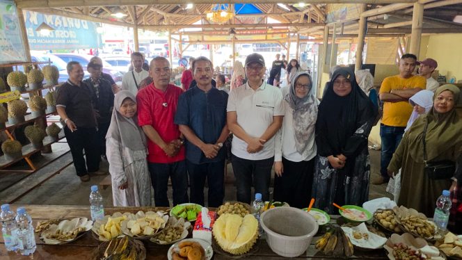 Momen Haru Kedai Durian Kujang Sambut Ayah Guru Syaiful Karim