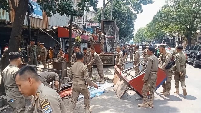 PKL Cicadas Bongkar Lapak Bertahap Dukung BRT Bandung