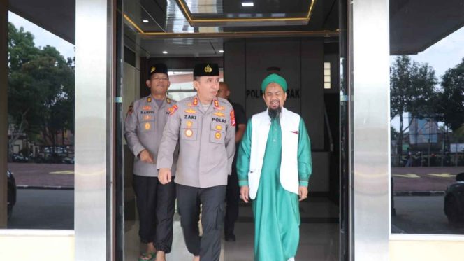 Kapolres Lebak AKBP Herfio Zaki, SIK, MH, bersama Ustadz Abdurahman dari Banjarmasin, memimpin Safari Dakwah dan Sholat Dzuhur berjamaah di Masjid Al Fitrah Polres Lebak, Selasa (7/4/2026), sebagai upaya meningkatkan iman personel dan kualitas pelayanan kepada masyarakat.