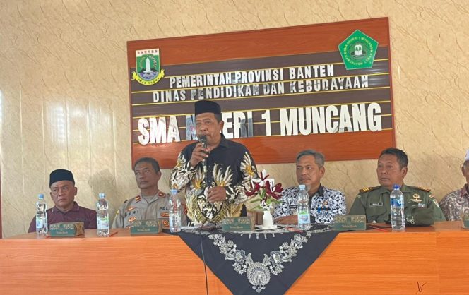 Kepala SMAN 1 Muncang, Puspito, M.Pd, saat memaparkan mekanisme SPMB TA 2026/2027 di hadapan unsur Muspika dan tokoh masyarakat, Kamis (16/4/2026).