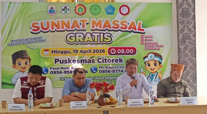 Jajaran pimpinan lintas sektor saat pembukaan Sunatan Massal Gratis di Puskesmas Citorek, Lebak, Minggu (19/4/2026). Kolaborasi antara Puskesmas, Pemdes Citorek Barat, dan Amprak Citorek ini menjadi bukti nyata hadirnya pelayanan kesehatan yang menyentuh langsung masyarakat desa.