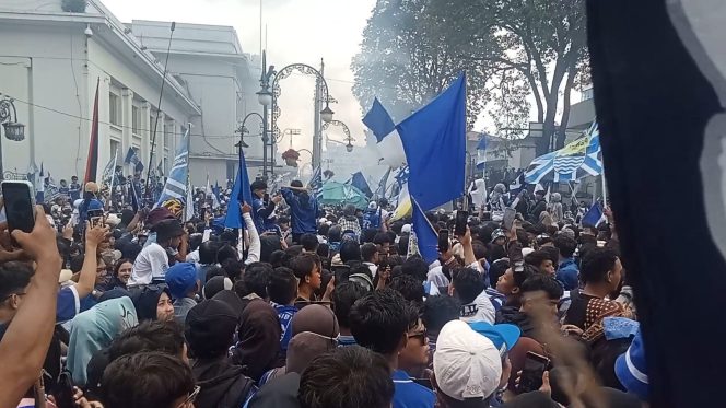 Konvoi Juara Persib Bandung Disambut Ribuan Bobotoh