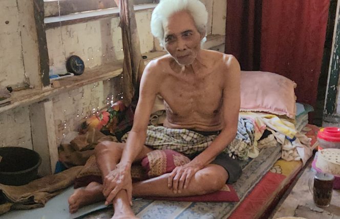 Lansia Lumpuh di Banjaranyar Tersenyum Usai Terima Bantuan Rutilahu