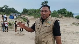 Anggota DPRD Provinsi Banten, Musa Weliansyah, saat melakukan inspeksi mendadak (sidak) di lokasi tambang pasir laut pesisir selatan Lebak, Kamis (14/5/2026). (Foto: Istimewa/Tangkapan Layar Video)