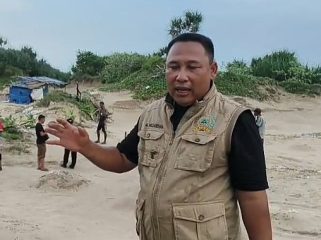 Anggota DPRD Provinsi Banten, Musa Weliansyah, saat melakukan inspeksi mendadak (sidak) di lokasi tambang pasir laut pesisir selatan Lebak, Kamis (14/5/2026). (Foto: Istimewa/Tangkapan Layar Video)
