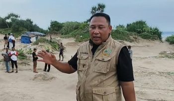 Anggota DPRD Provinsi Banten, Musa Weliansyah, saat melakukan inspeksi mendadak (sidak) di lokasi tambang pasir laut pesisir selatan Lebak, Kamis (14/5/2026). (Foto: Istimewa/Tangkapan Layar Video)