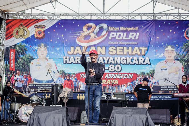 Ribuan Warga Meriahkan Jalan Sehat HUT Bhayangkara Ke-80