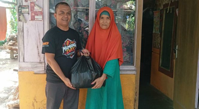Mamang Day Fans Club Salurkan Bantuan Door to Door di Ciamis