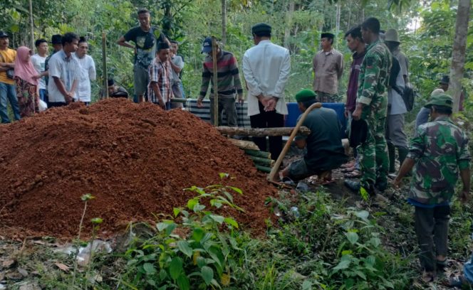 Satgas TMMD Ke-129 Bantu Pemakaman Warga Parungponteng