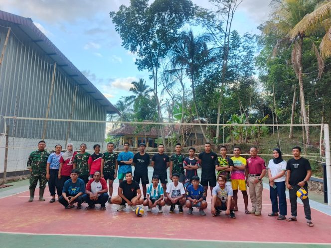 Satgas TMMD Ke-129 Pererat Kebersamaan Lewat Voli Bersama Warga