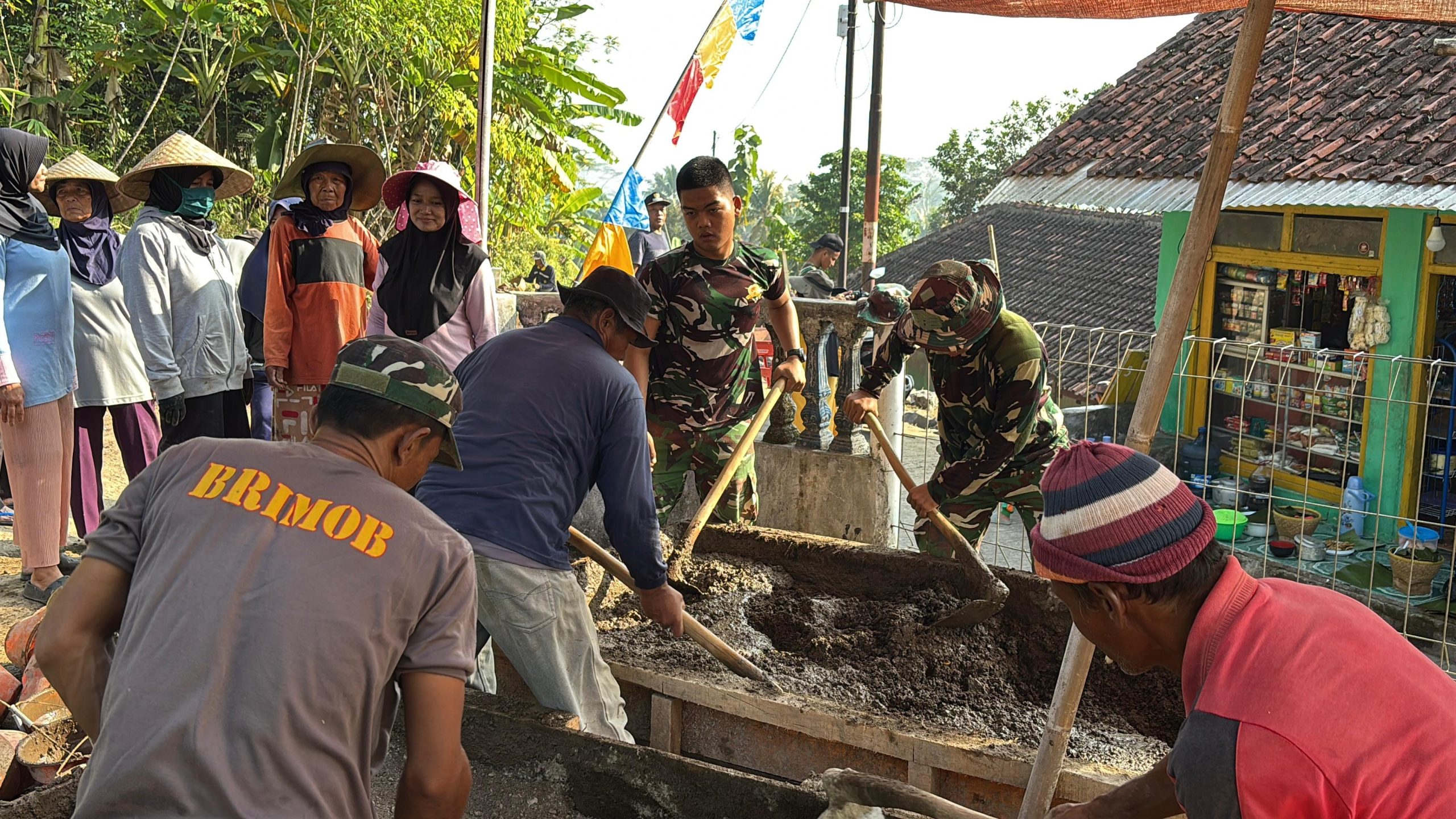 Sinergi TNI, Polri, dan Warga Sukseskan Pembangunan TPT TMMD Ke-129