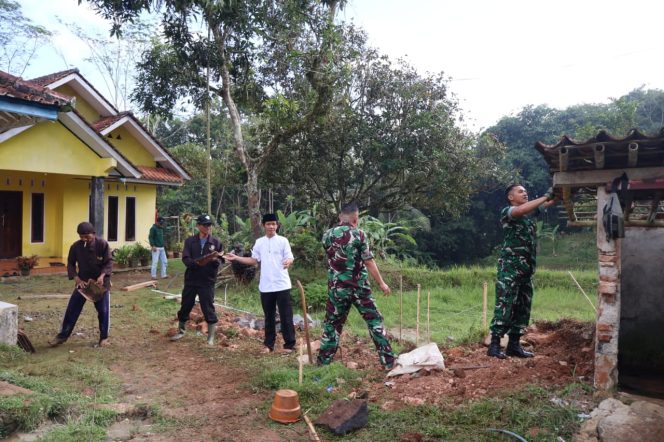 TMMD Ke-129 Bangun MCK Layak untuk Warga Parungponteng