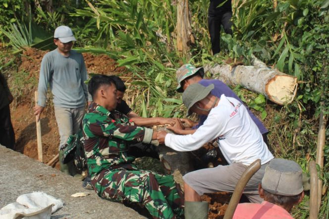 TNI dan Warga Bersatu Sukseskan TMMD Ke-129 di Parungponteng