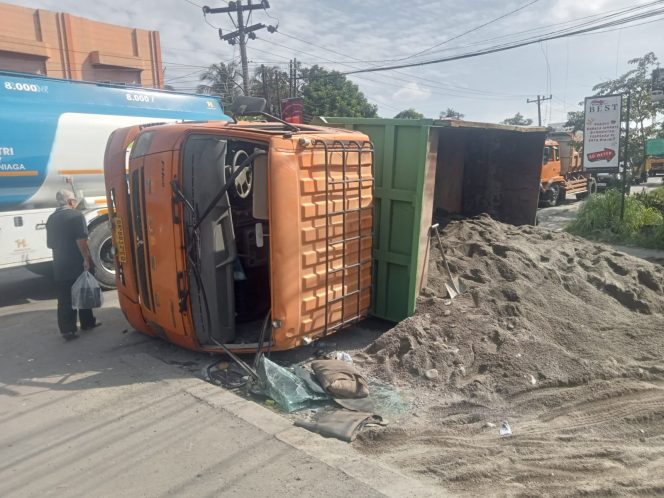 Truk Terbalik di Simpang Pertanian Binjai Diduga Hindari Lubang