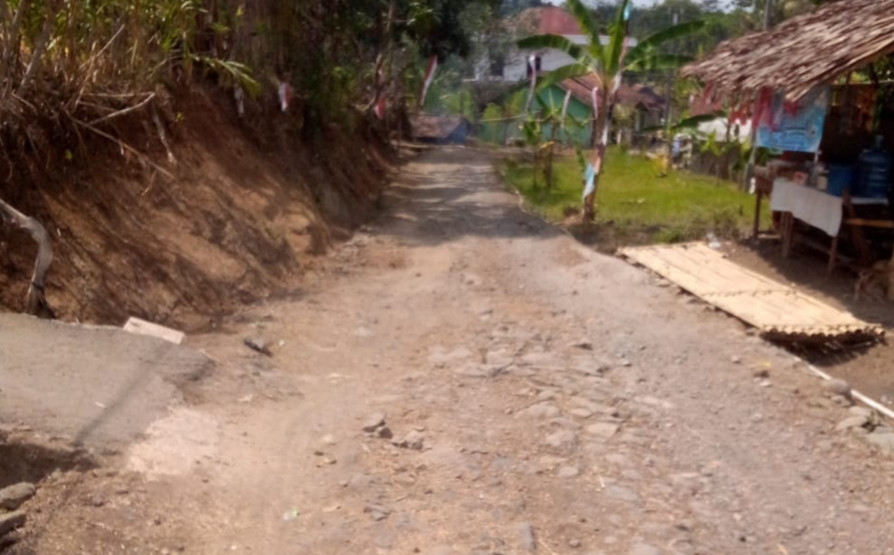 Jalan Rusak Tak Kunjung Diperbaiki, Warga Leuwibudah Swadaya