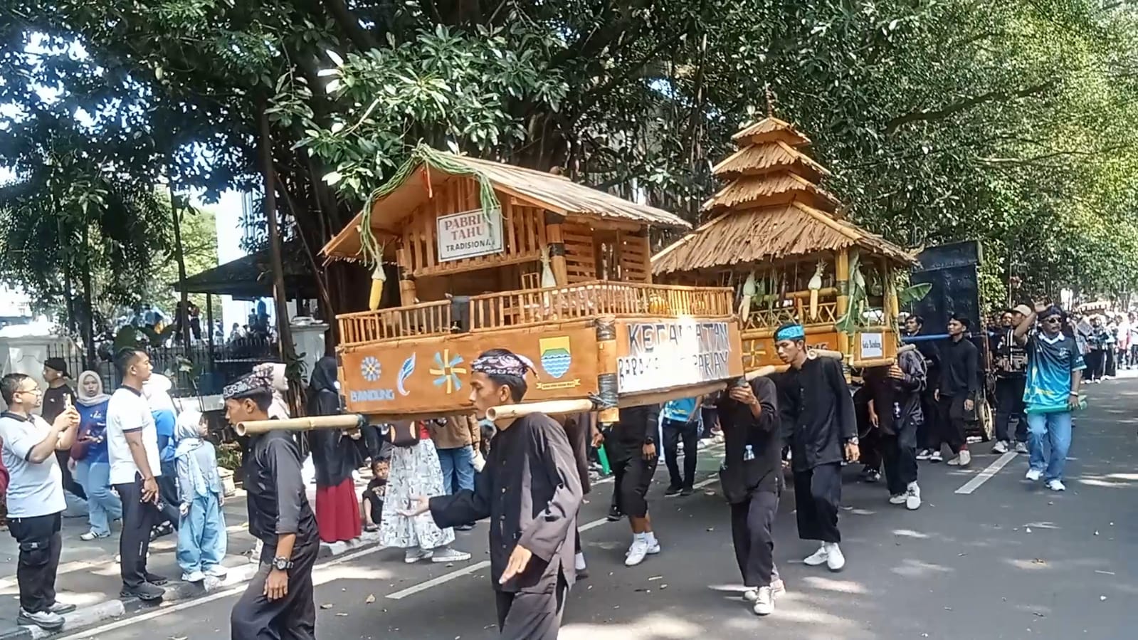 Pawai Jampana Bandung Meriah, 30 Kecamatan Tampilkan Budaya